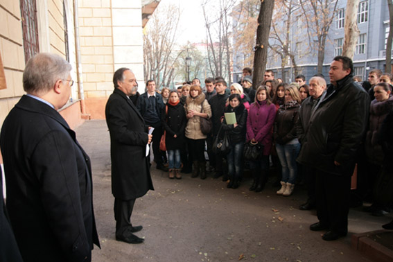 открытие митинга деканом Кушниром в честь установления мемориальной доски Якупову